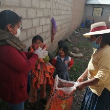 COMITÉ DE DAMAS DEL GORE PUNO CONTINUA ENTREGANDO CANASTAS SOLIDARIAS DE ALIMENTOS