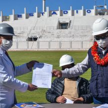 GOBERNADOR REGIONAL ENTREGÓ PRESUPUESTO PARA AFRONTAR LUCHA CONTRA COVID 19 EN JULIACA Y PUNO