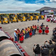 Nota de Prensa <hr> GOBERNADOR REGIONAL DE PUNO ENTREGÓ II POOL DE MAQUINARIAS PESADAS POR 20 MILLONES DE SOLES