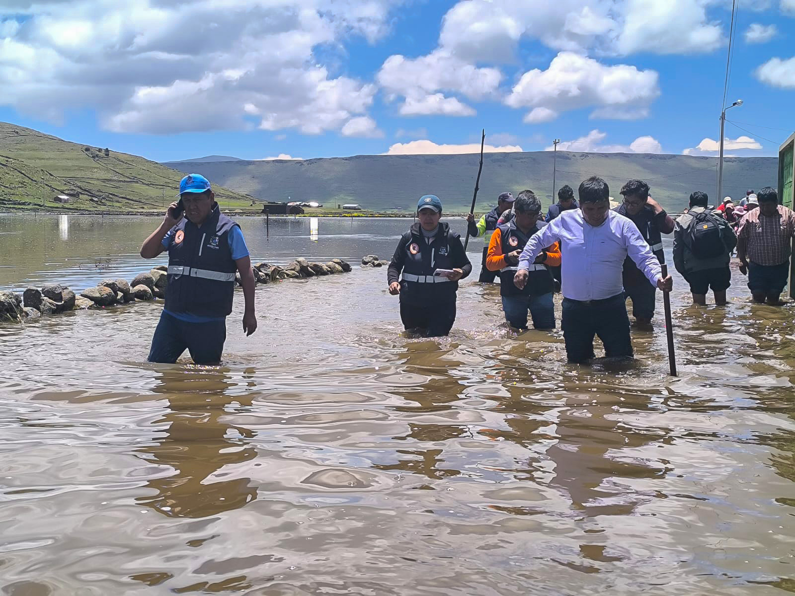 Nota de Prensa  GOBENADOR REGIONAL DE PUNO EN ZONA DE EMERGENCIA – DISTRITO DE PLATERIA